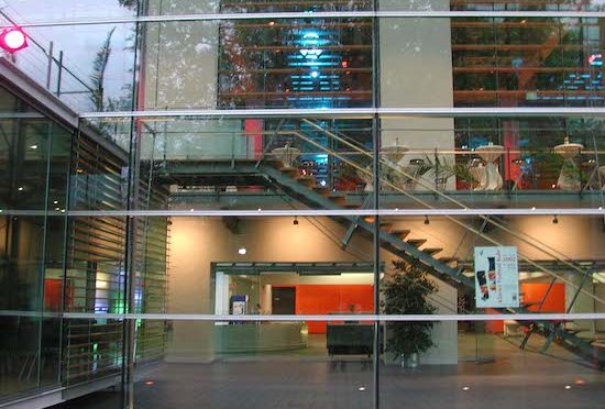 Das Ruhrfestspielhaus Recklinghausen mit von außen beleuchteter Glasfront © VCC Recklinghausen GmbH