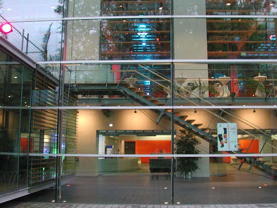 Das Ruhrfestspielhaus Recklinghausen mit von außen beleuchteter Glasfront © VCC Recklinghausen GmbH