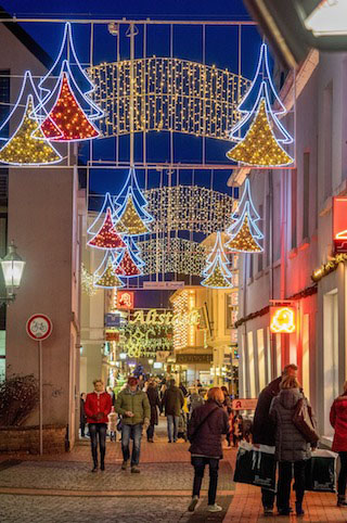 Die Klosterstraße ist während des Moerser Weihnachtsmarkts stimmungsvoll beleuchtet ©MoersMarketingGmbH