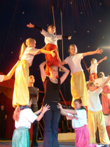 Beim Mach-Mit-Zirkus bauen die jungen Teilnehmer auch ihre akrobatischen Fähigkeiten aus. Foto: Zirkus Sperlich