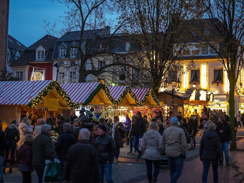 Gemütlich bummeln auf dem Weihnachtsmarkt Moers ©MoersMarketingGmbH