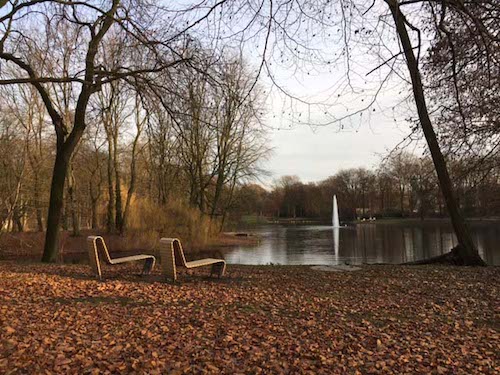 Ruhebänke am Teich laden zum Relaxen im Kaisergarten Oberhausen ein
