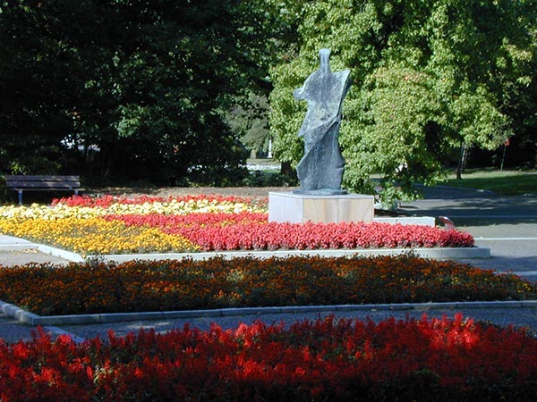 Neben kunstvoll arrangierten Blumenbeeten ziehen auch die Skulpturen, die man überall im Grugapark findet, die Blicke der Parkbesucher auf sich. Foto © Grugapark Essen