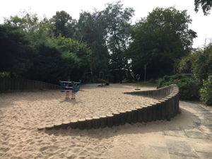 In unmittelbarer Nähe zur Burg Blankenstein befindet sich ein öffentlicher Spielplatz im Grünen © VIP Ruhrgebiet